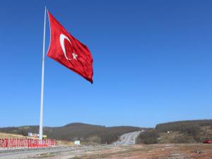 Kara yolunda dalgalanan dev Türk bayrağı
