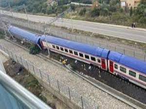 Kocaelide yolcu treni kaza yaptı