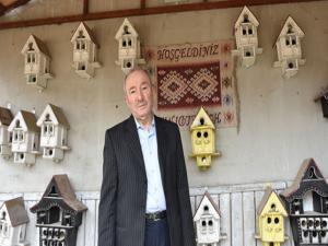 Kuşlar İçin Yuva Üretiyor
