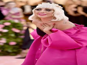 Lady Gaga sahne de düştü