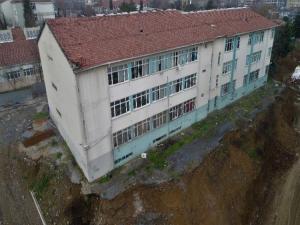 Lise yıkım tehlikesiyle kapatıldı