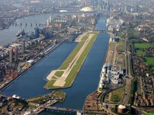 Londra'da City Havalimanı uçuşa kapatıldı
