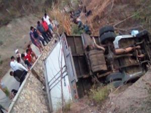 Meksika'da göçmenleri taşıyan kamyon kaza yaptı