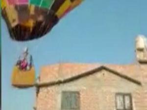 Meksikada sıcak hava balonu eve çarptı