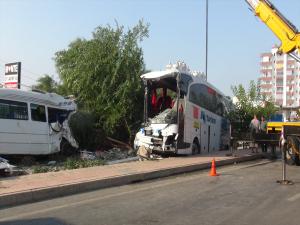 Mersin'de yolcu otobüsü devrildi