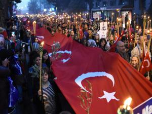 Meşaleler Çanakkale Şehitleri için yandı