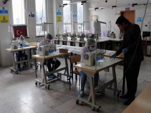 Meslek liseliler maske üretiyor