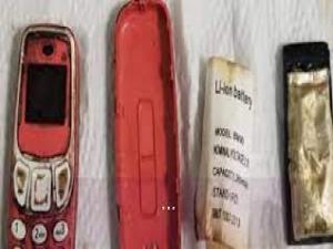 Midesinden telefon çıktı