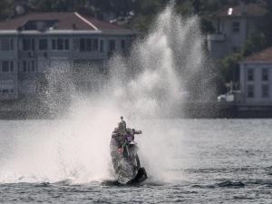 Motosikletiyle deniz üstünden İstanbul Boğazı'nı geçti