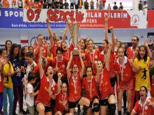 Muratpaşa Belediyespor kupasını aldı