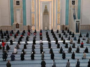 Camilerde sosyal mesafe kuralı kaldırıldı