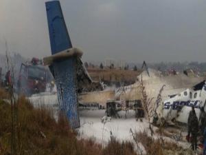 Nepal'de yolcu uçağı düştü