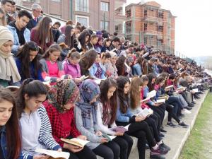 Nevruzu kitap okuyarak karşıladılar