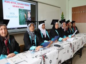 Okuma, yazma öğrenen kadınlar kep fırlattı