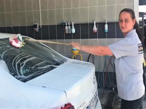 Oto yıkamaya kadın eli değdi