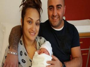 Otoyolda doğan Türk bebek Hollanda'da ilgi odağı oldu