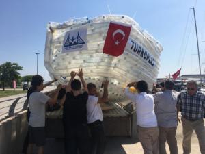 Pet şişelerden tekne yaptılar