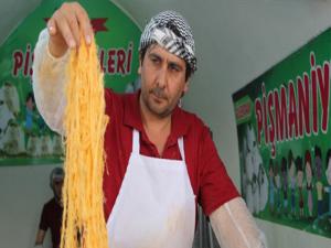 Şanlıurfalı usta isotlu pişmaniye yaptı