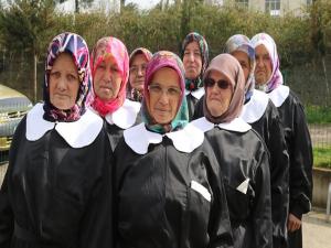 Siyah önlük beyaz yakalıkla okuma yazma kursuna geliyorlar
