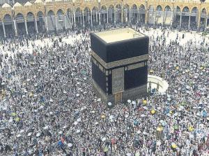 Suudi Arabistan umre ziyaretlerini askıya aldı