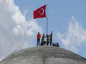 Taksim Camii'ne Türk bayrağı dikildi
