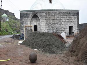 Tarihi hamamda tarihi gülle bulundu