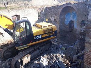 Tarihi kilisede kepçeyle izinsiz kazı