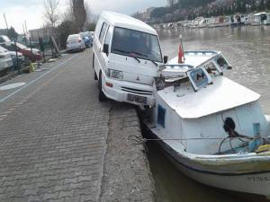 Tekneye Minibüs Çarptı