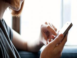 Telefon bağımlılığı parmakları hasta ediyor