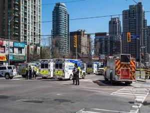 Toronto'da bir araç yayaların arasına daldı