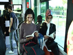 Tramvaydaki yolculara kitap hediyesi