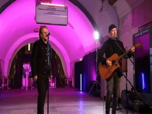 U2 Kiev metrosunda konseri verdi