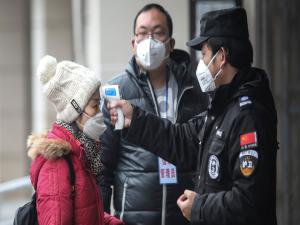 Wuhan'da polis kapı kapı gezip ateş ölçüyor