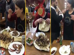 Yarım saatte 151 adet et şiş yedi