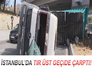 Yeşilköy'de tır köprüye çarptı