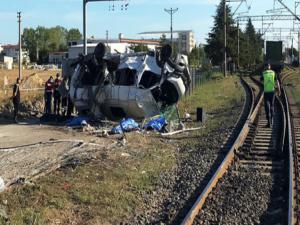 Yük treni işçi servisine çarptı