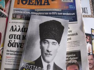 Yunan gazetesi Atatürk kitabı dağıttı