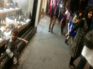 Arap Turist Çocuğuna İp Takıp Gezdirdi