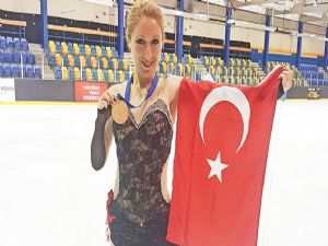 Türk Bayrağını Kanada'da Dalgalandırdı