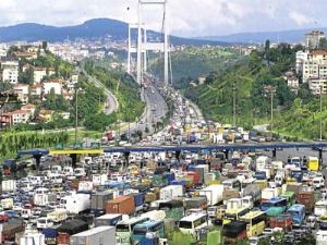 İSTANBUL DA PAZARTESİ ŞOKU: TRAFİK KİLİTLİ