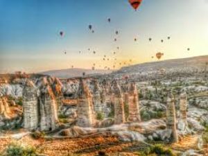 Turist rehberleri 'temiz Kapadokya' için çöp topluyor