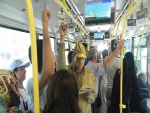 Metrobüs'te Kitap Okuyan Heykeller