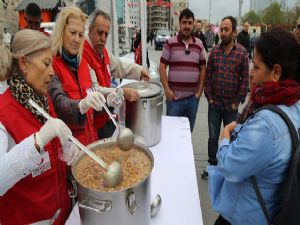 Taksim Meydanı'nda aşure dağıtıldı