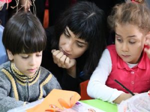 Tuba Büyüküstün Suriyeli çocuklarla buluştu