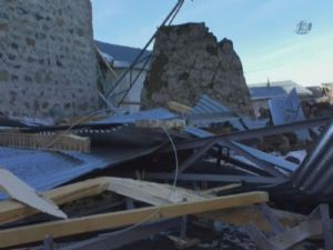 15 evin çatısı söküldü, elektrik telleri koptu