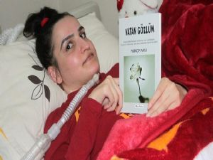Solunum cihazına bağlı genç kız tek parmağıyla kitap yazdı