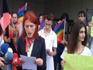 LGBTİ'LİLERE TAŞLI SALDIRI