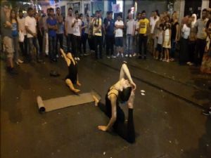 İSTİKLAL CADDESİNDE YOGA YAPTILAR
