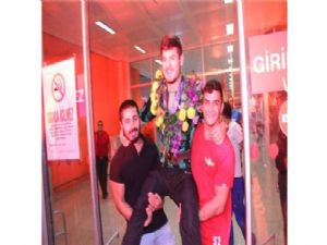 Dünya Şampiyonu Omuzlarda Karşılandı
