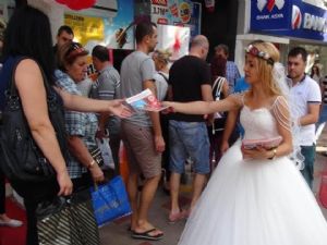 GELİNLİK GİYİP BROŞÜR DAĞITTI